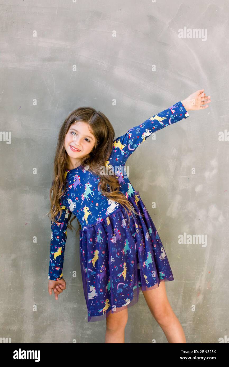 Petite fille enfant modèle dans belle robe. Enfance, look, bonheur,  coiffure. Mode enfant, coiffeur, anniversaire. Petite fille avec de longs  cheveux Photo Stock - Alamy