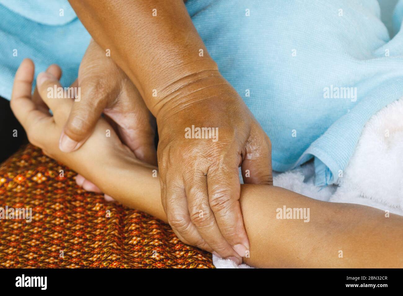 Main féminine pendant le massage thaïlandais traditionnel Banque D'Images