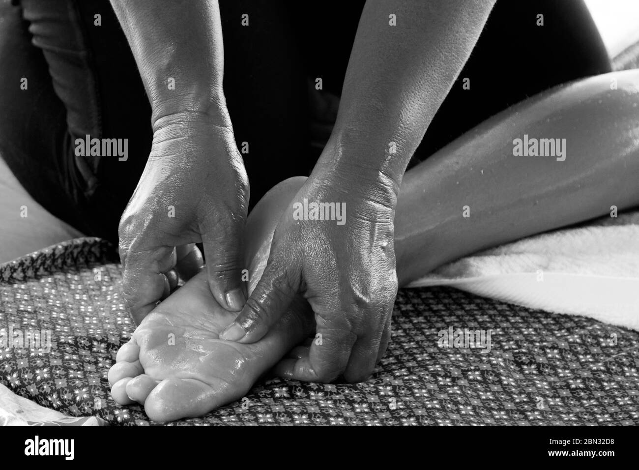 Gros plan des pieds féminins pendant le massage thaïlandais traditionnel Banque D'Images