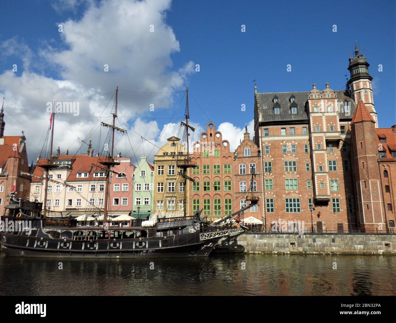Belle vue ensoleillée sur le remblai de la rivière Motlawa, bâtiments historiques et bateaux touristiques dans la vieille ville, Gdansk, Pologne. Banque D'Images