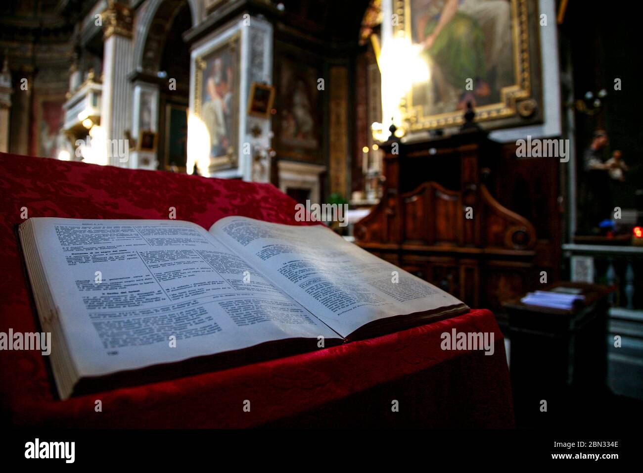 Ouvrez la bible sur un lutrin dans une église catholique romaine à Rome Banque D'Images
