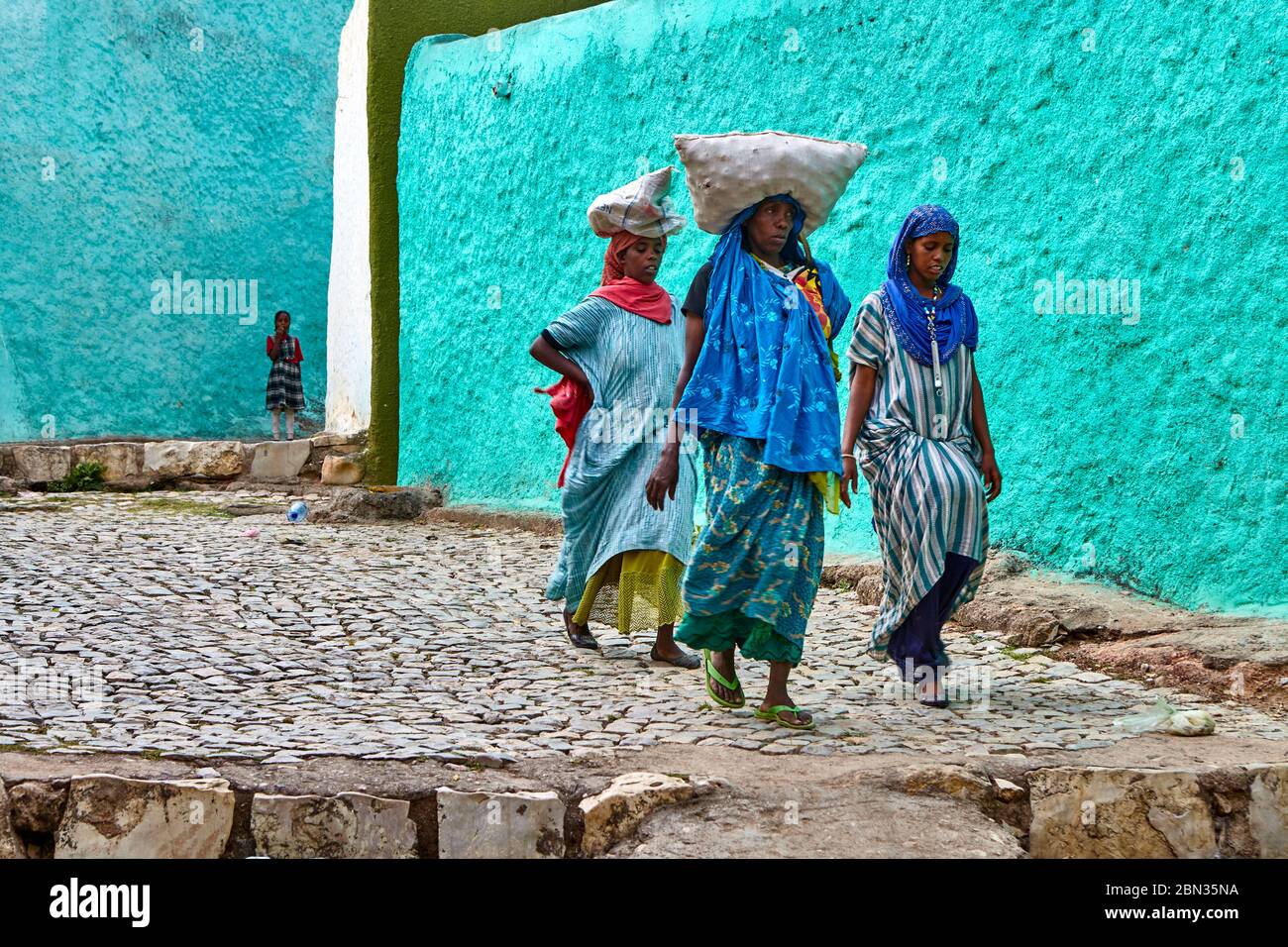 Trois femmes sur le chemin de retour de la maison de marché de Harar. Deux d'entre eux équilichotent leurs achats sur leur tête. Banque D'Images