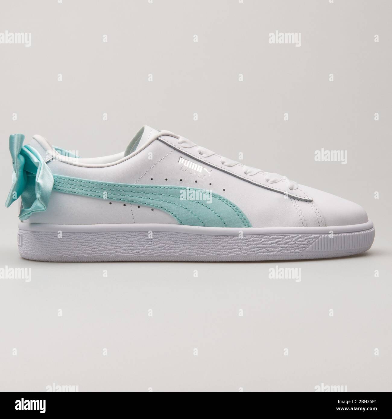 Puma noir avec noeud sale