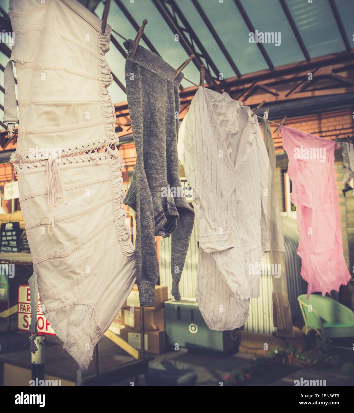 Regard rétro de lavage vintage accroché à une corde à linge, Severn Valley Railway gare d'époque, événement de la Seconde Guerre mondiale des années 1940, Royaume-Uni. Banque D'Images