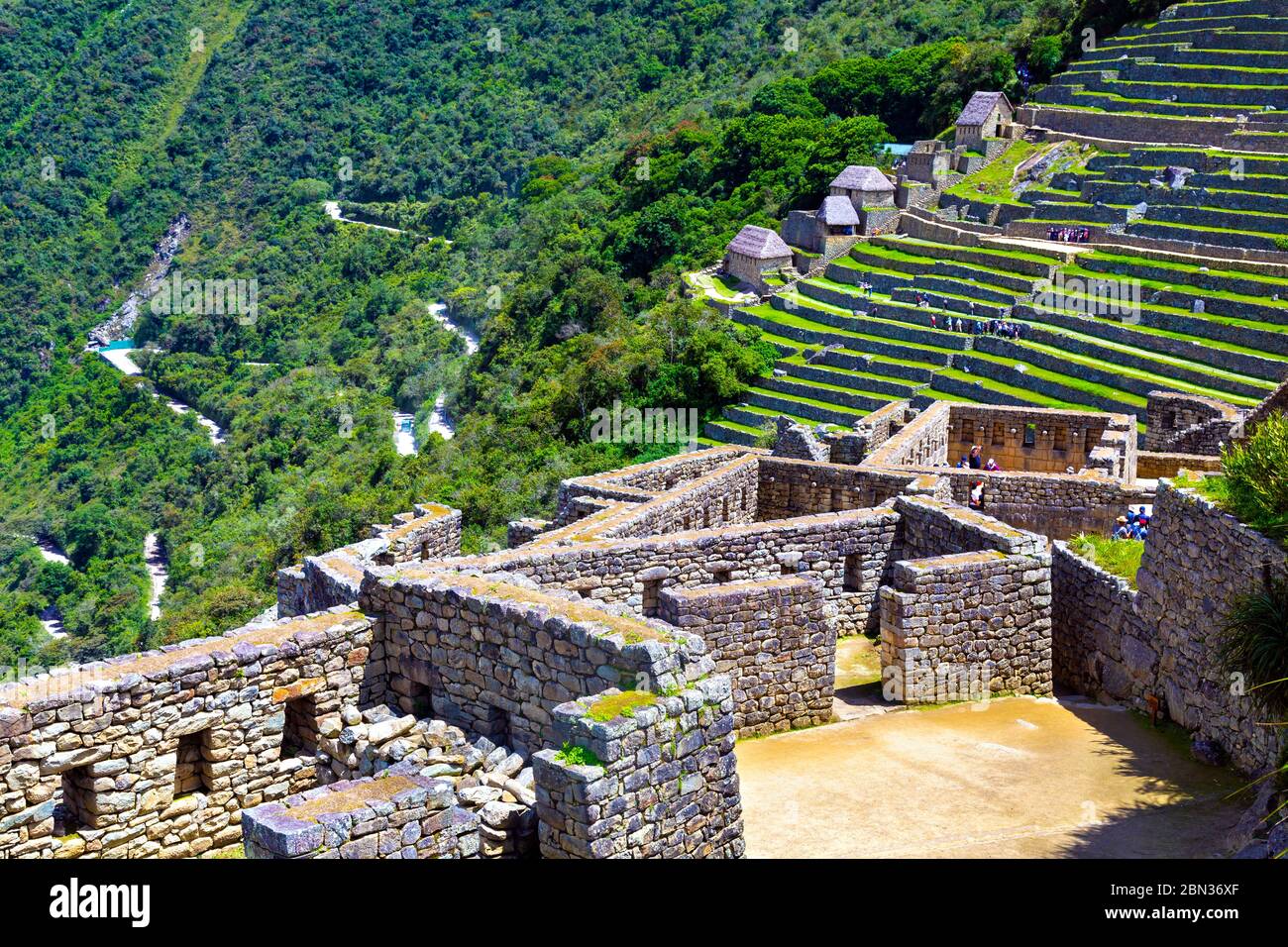 Maisons en pierre, toits manquants et terrasses agricoles à l'ancienne ville inca de Machu Picchu, Vallée Sacrée, Pérou Banque D'Images