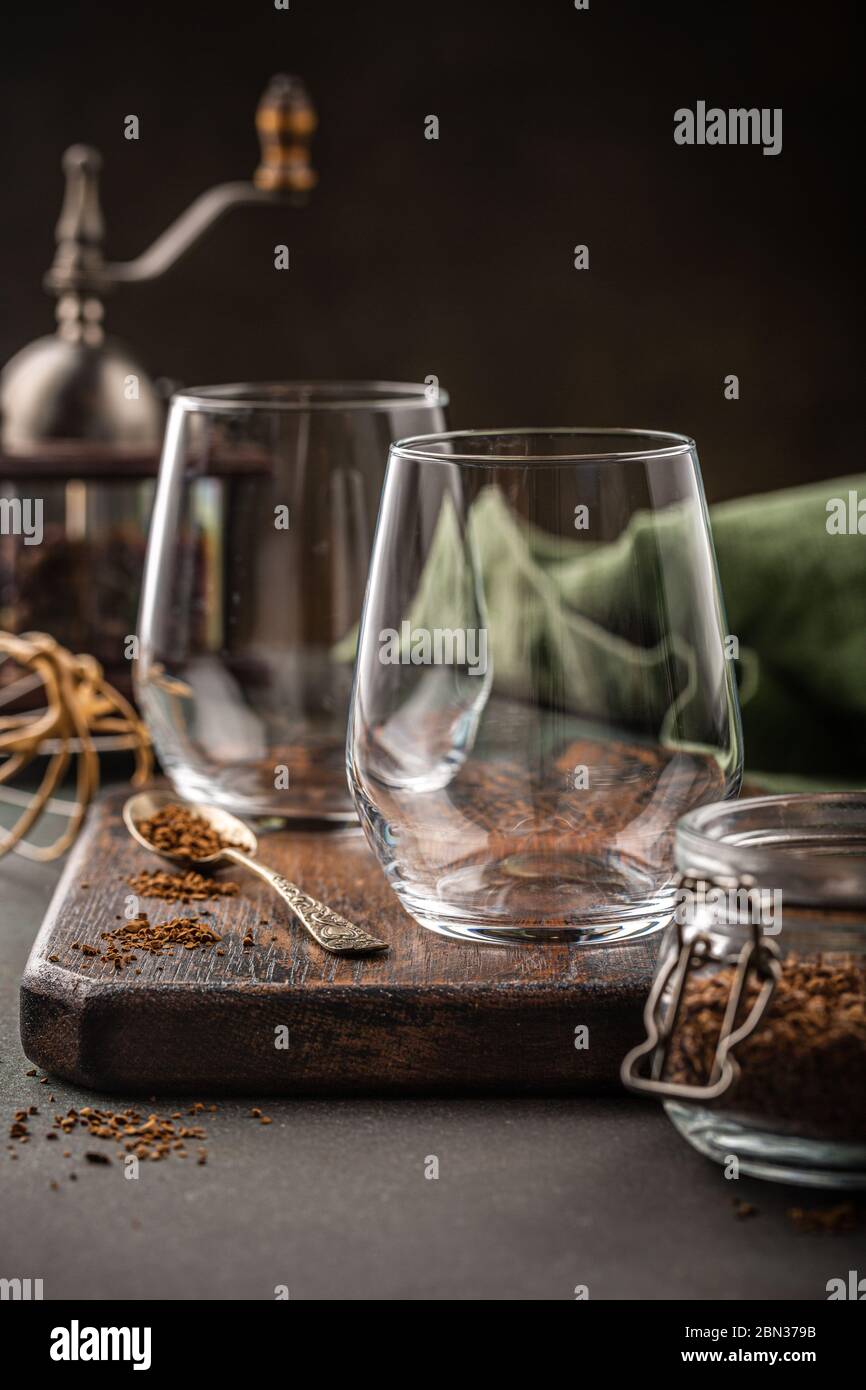 Café Dalgona dans une tasse en verre Banque D'Images