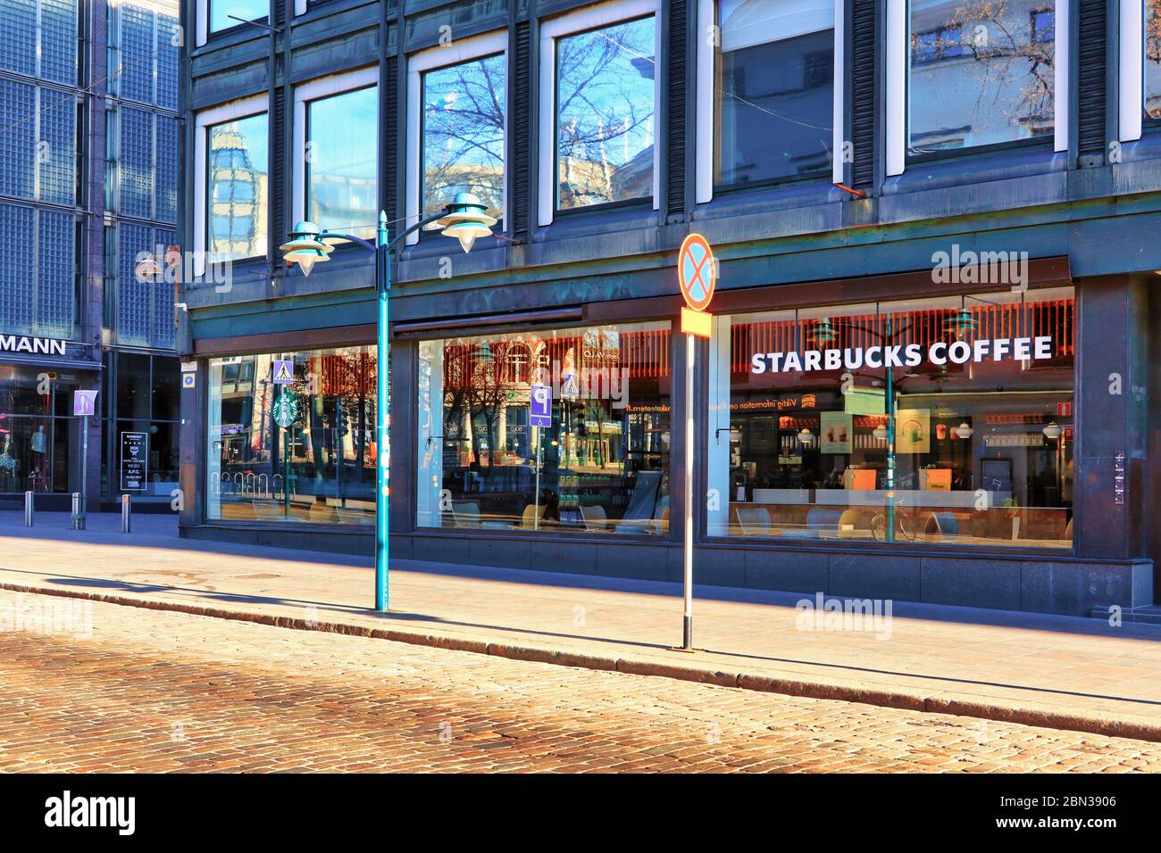 Café Starbucks dans la librairie Akateeminen kirjakauppa, Helsinki, Finlande, vue depuis l'Esplanade du Nord sous la lumière du matin. 10 mai 2020. Banque D'Images