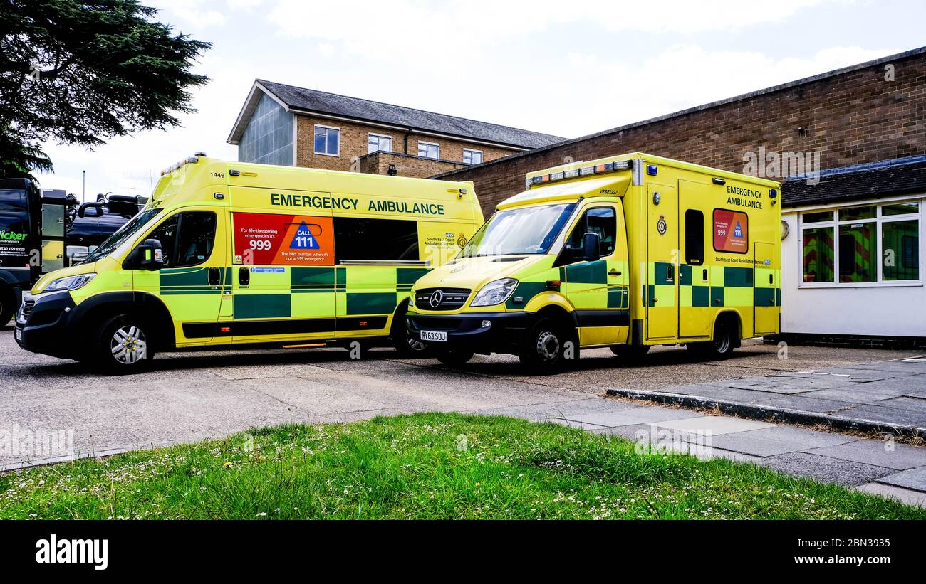 Ambulances garées dans le sud de Londres, Royaume-Uni, véhicules d'intervention médicale d'urgence Banque D'Images