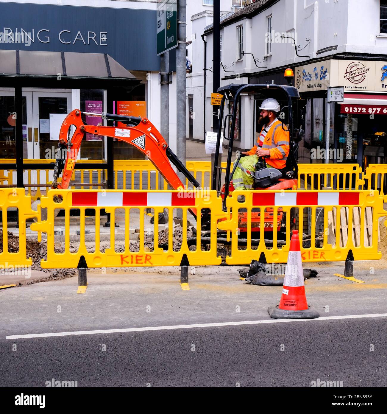 Les travailleurs de la construction au Royaume-Uni retournent au travail en mai 2020, alors que le gouvernement lève certaines restrictions et encourage certaines industries à travailler Banque D'Images