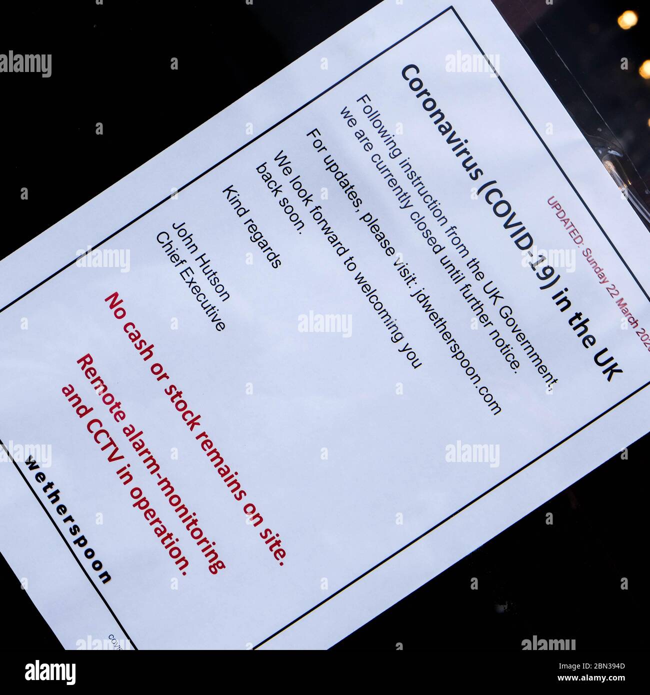 Avis aux clients dans la fenêtre d'UN pub de Weterscuillers pendant l'épidémie de coronavirus, South London 2020 Banque D'Images