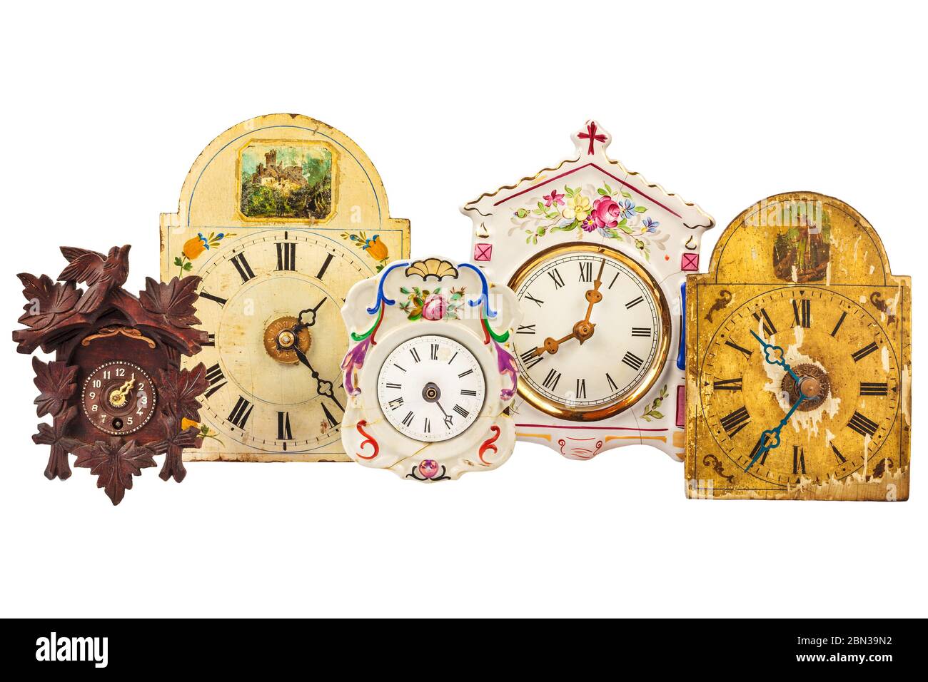 Cinq horloges kitsch vintage différentes isolées sur fond blanc Banque D'Images