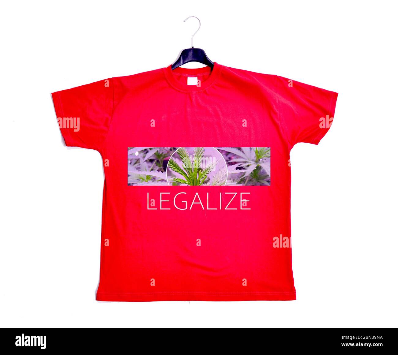 image de la plante de cannabis et texte légaliser sur t-shirt rouge. Banque D'Images
