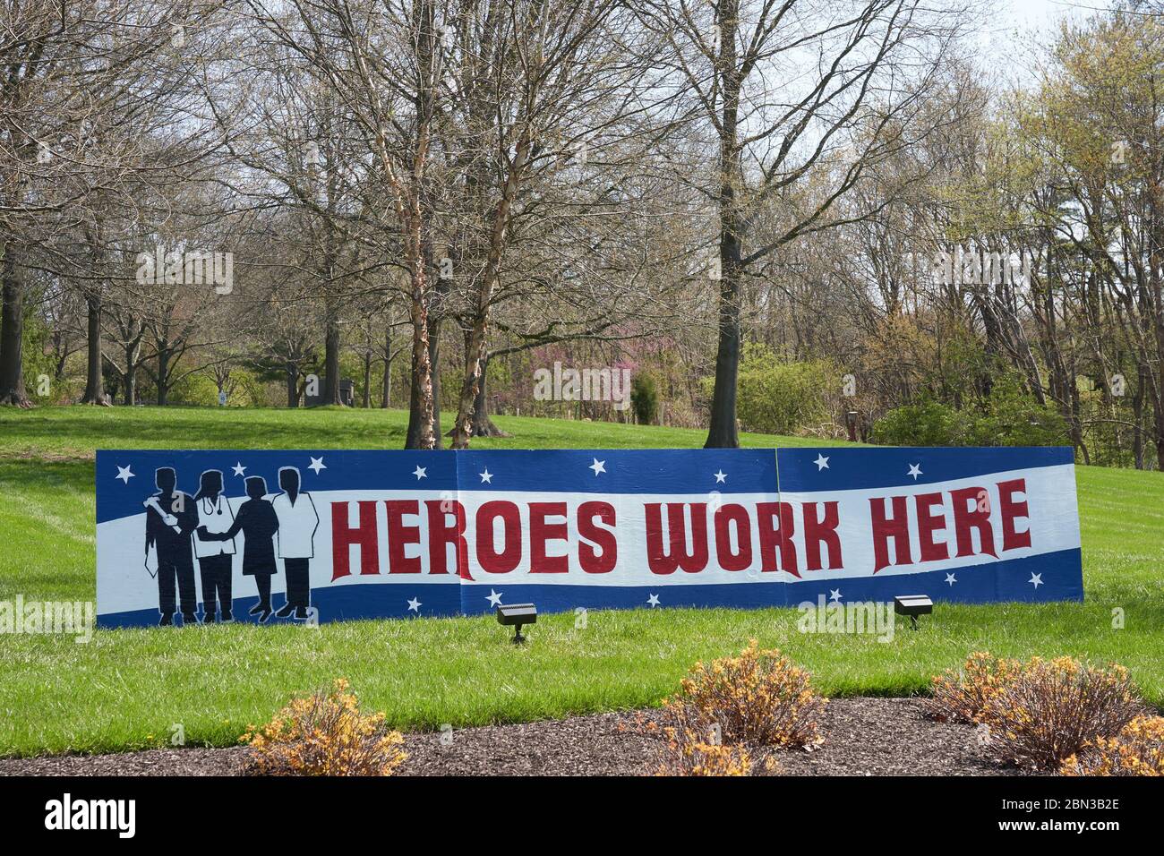 Worcester, PA - 19 avril 2020 : le panneau rouge, blanc et bleu « les héros travaillent ici » se trouve en face de la communauté de personnes âgées de Meadowood. Cela fait référence à t Banque D'Images