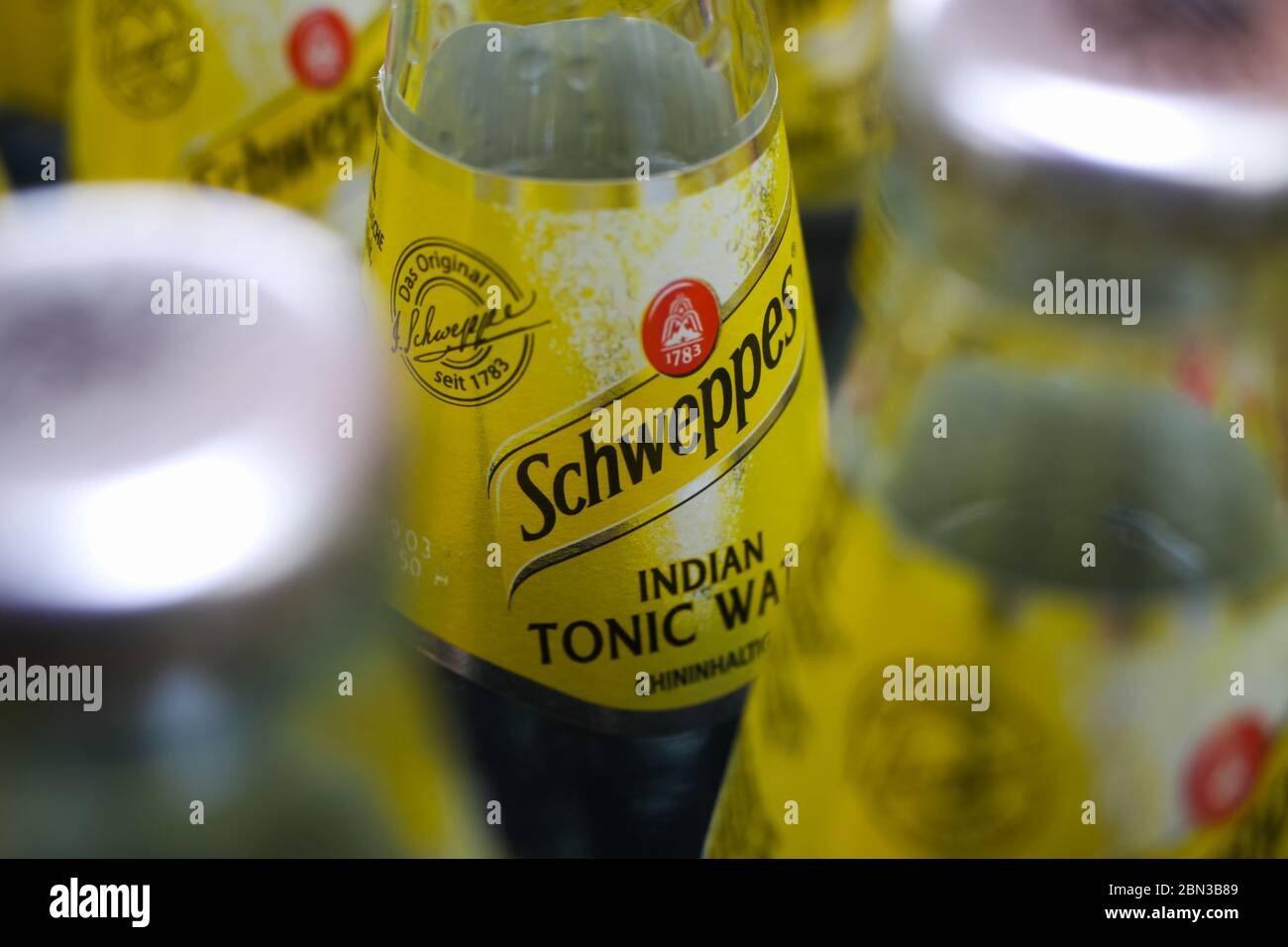 Viersen, Allemagne - mai 9. 2020: Gros plan de la bouteille d'eau tonique jaune de Schweppes Indian dans un contenant (attention sélective au centre) Banque D'Images