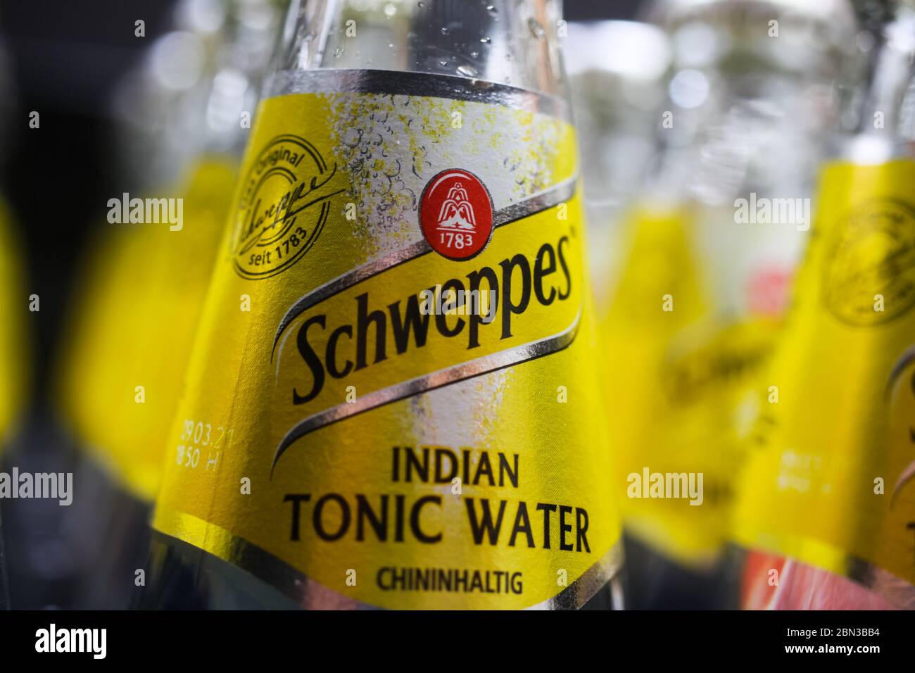 Viersen, Allemagne - mai 9. 2020: Gros plan de la bouteille d'eau tonique jaune de Schweppes Indian dans un contenant (attention sélective au centre) Banque D'Images