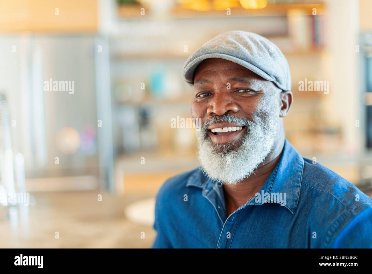 Portrait Homme souriant et heureux avec une barbe blanche Banque D'Images