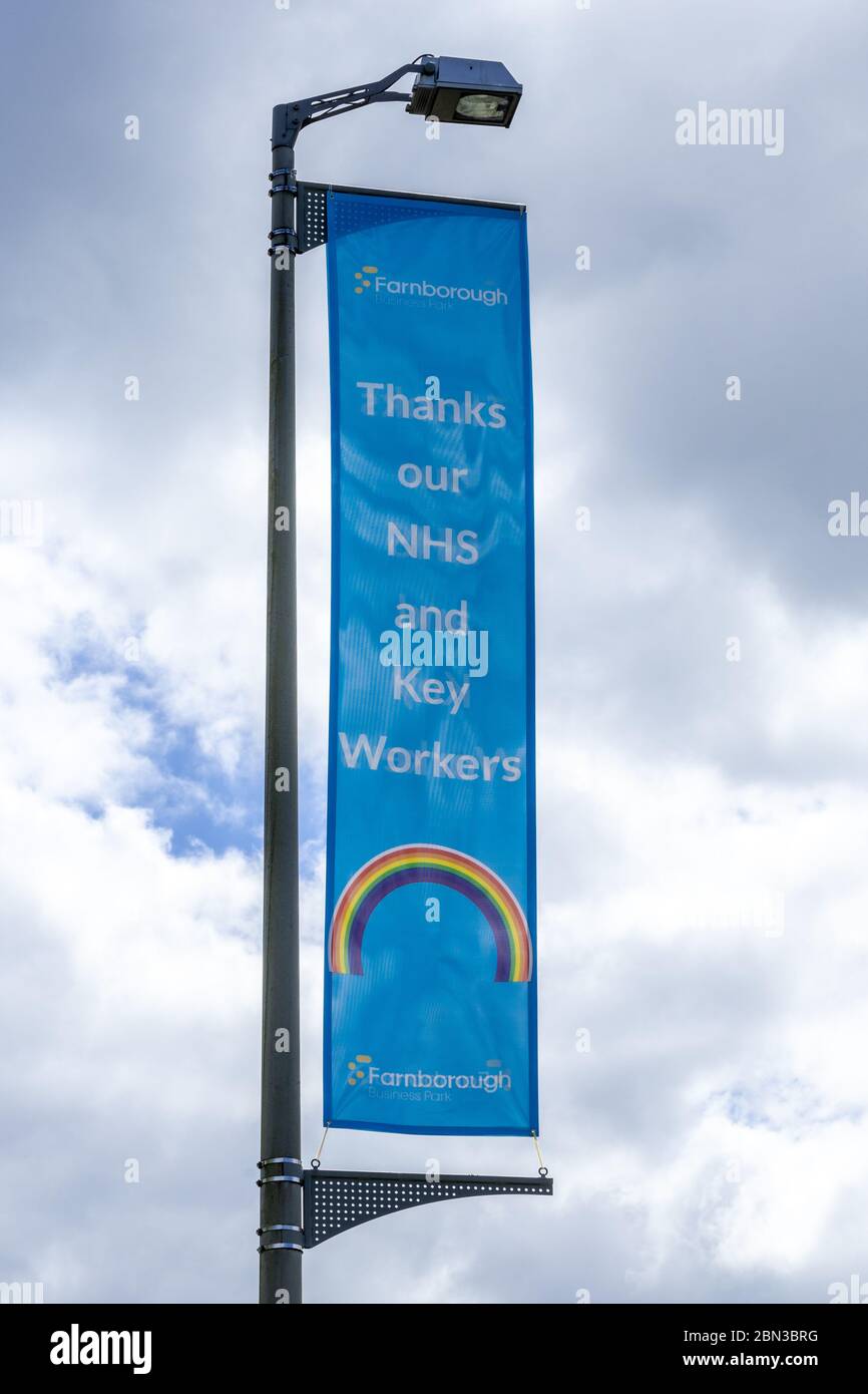 Rainbow signe à Farnborough Business disant merci à notre NHS et à nos principaux travailleurs pendant la pandémie de covid-19 du coronavirus 2020, Royaume-Uni Banque D'Images