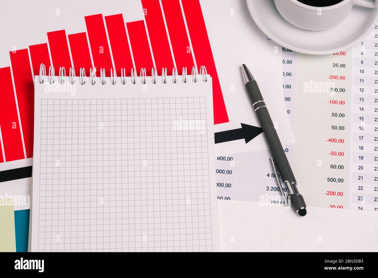 Lieu de travail d'un comptable ou d'un entrepreneur avec un calendrier de croissance du revenu et un Bloc-notes vide. Analyse des données, données économiques de l'entreprise. Le Banque D'Images