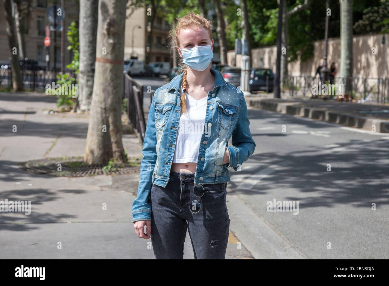 Jeune adulte portant un masque de protection contre le coronavirus Banque D'Images