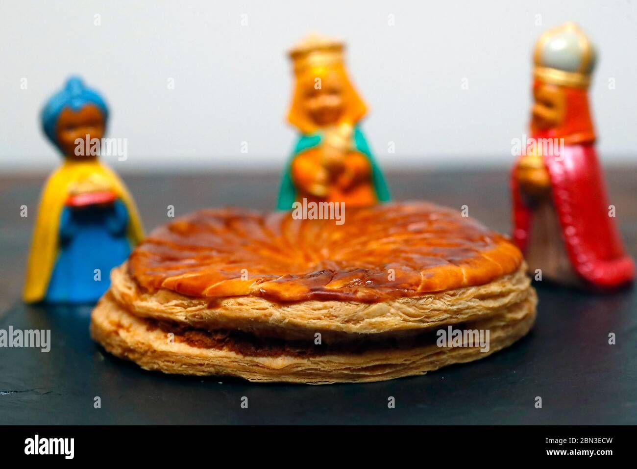 Epiphanie Galette Des Rois Gateau De Roi Francais Avec Les Trois Sages Hommes France Photo Stock Alamy