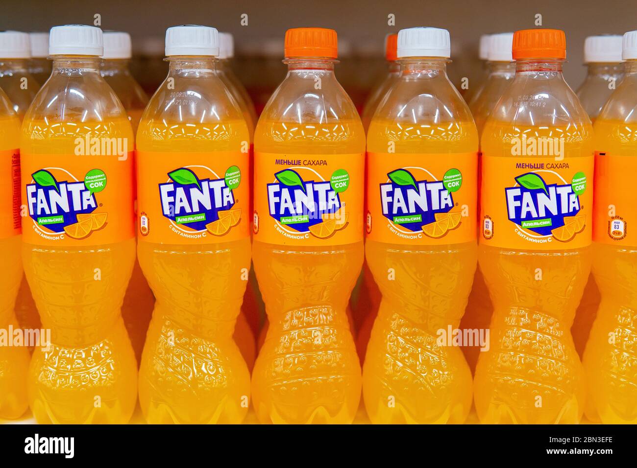 Tyumen, Russie-04 mai 2020: Bouteilles Fanta sur une étagère de  supermarché. Fanta est une marque mondiale de boissons sans alcool  aromatisées aux fruits Photo Stock - Alamy