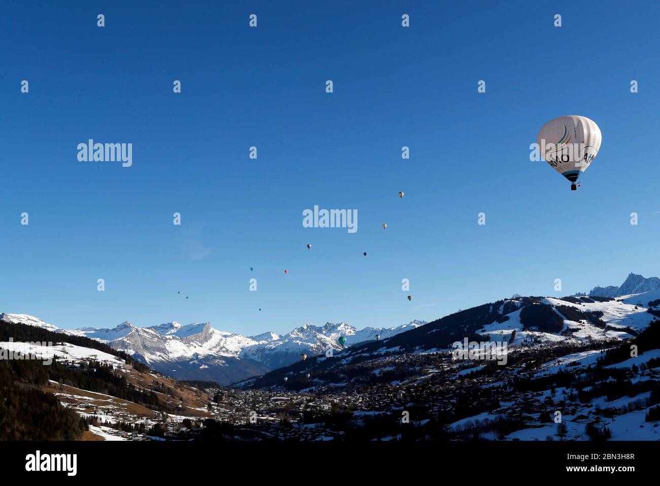 Ballons à air chaud dans les Alpes françaises. France. Banque D'Images