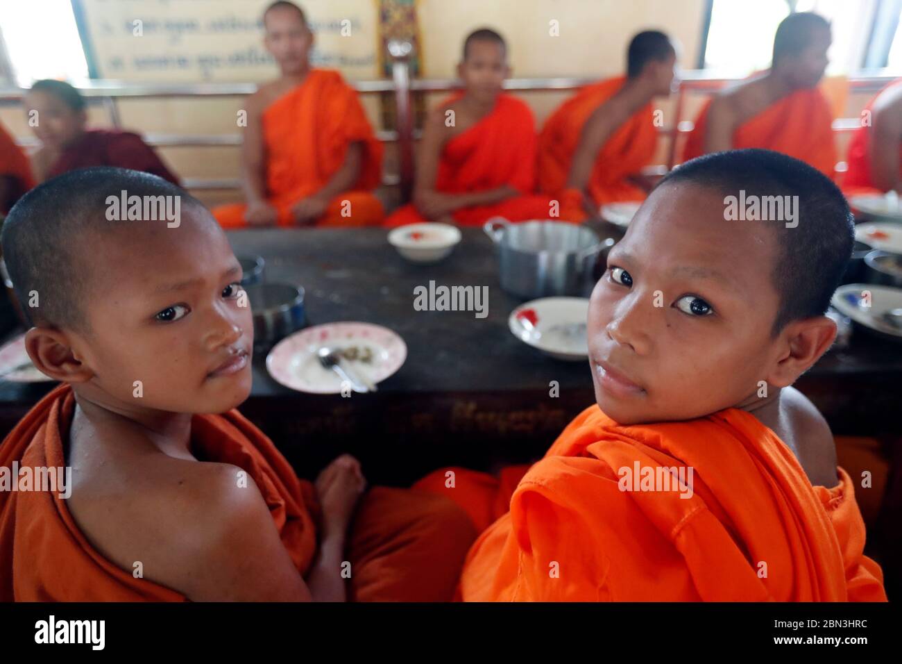 Jeunes moines au déjeuner dans un temple bouddhiste. Kep. Cambodge. Banque D'Images