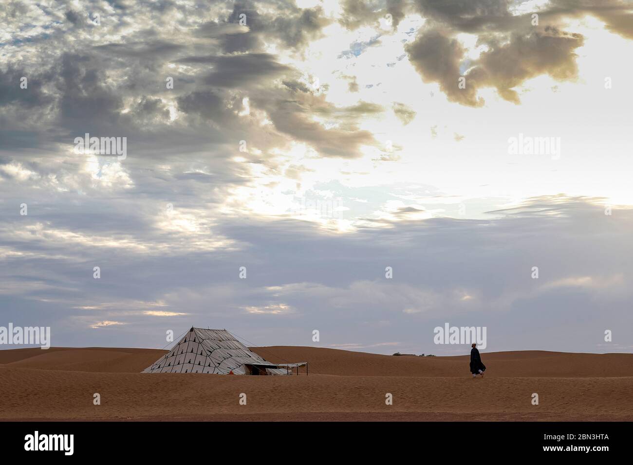 Moine zen marchant dans le désert du Sahara, au Maroc. Banque D'Images