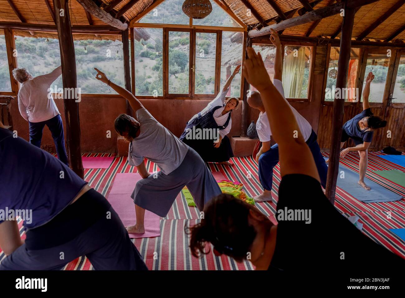 Cours de yoga dans la vallée de l'Ourika, au Maroc. Banque D'Images