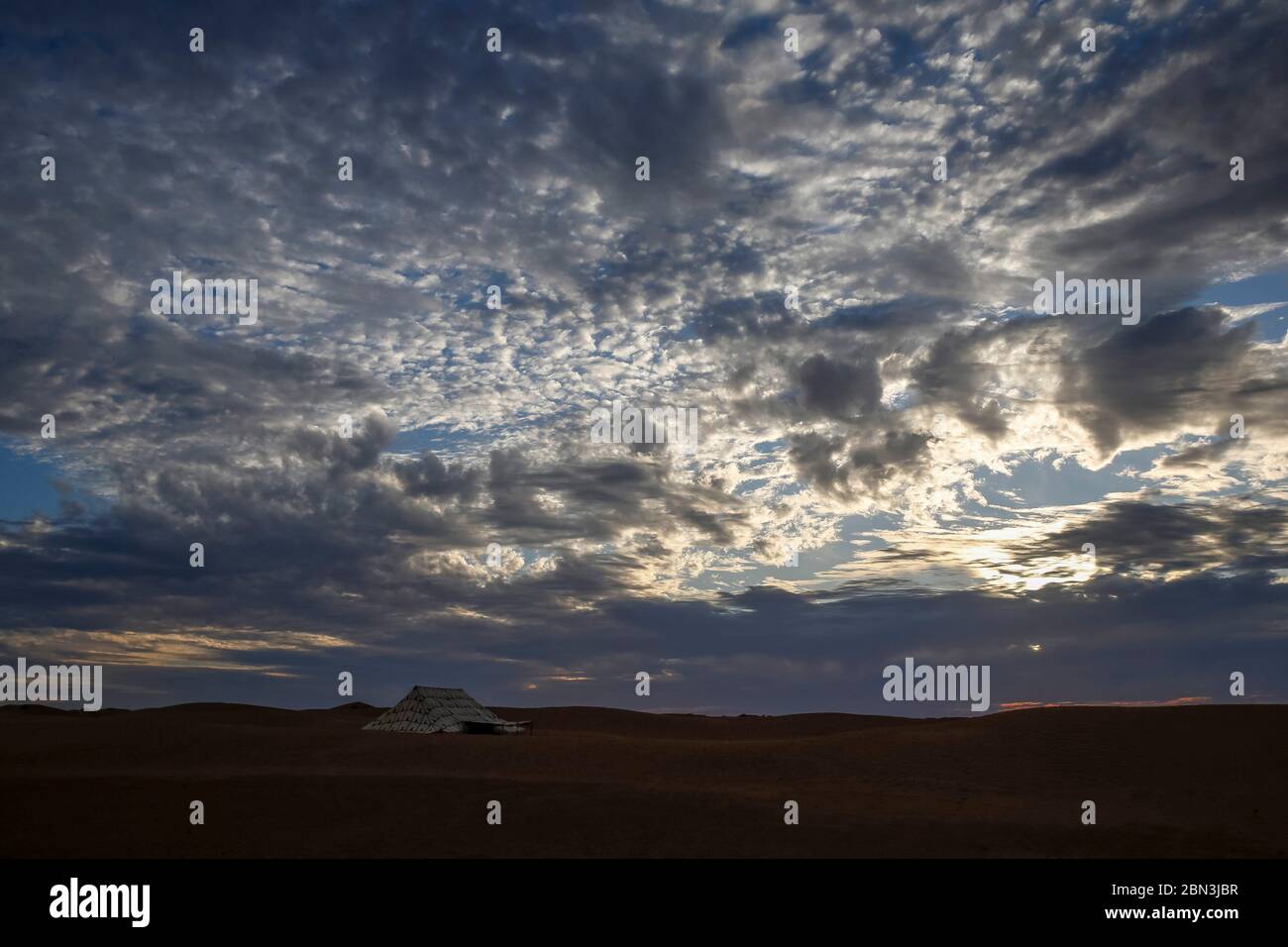 Ciel nuageux au-dessus du désert du Sahara, Maroc. Banque D'Images