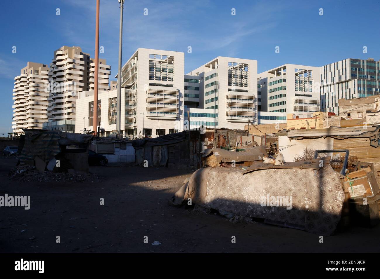 Bidonvilles et nouveaux bâtiments à Casablanca, Maroc. Banque D'Images