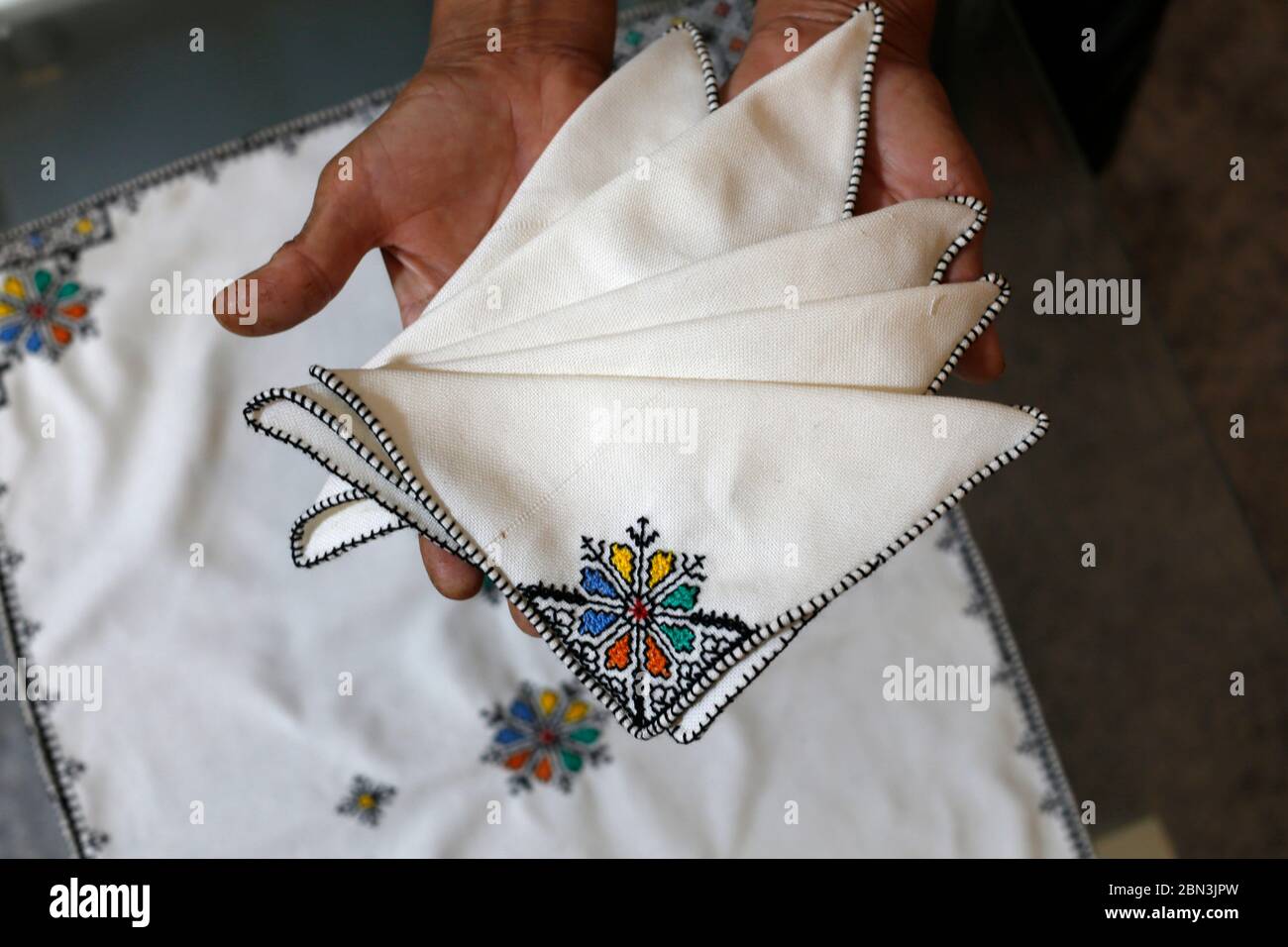 Femme montrant la broderie traditionnelle à Meknes, au Maroc. Banque D'Images