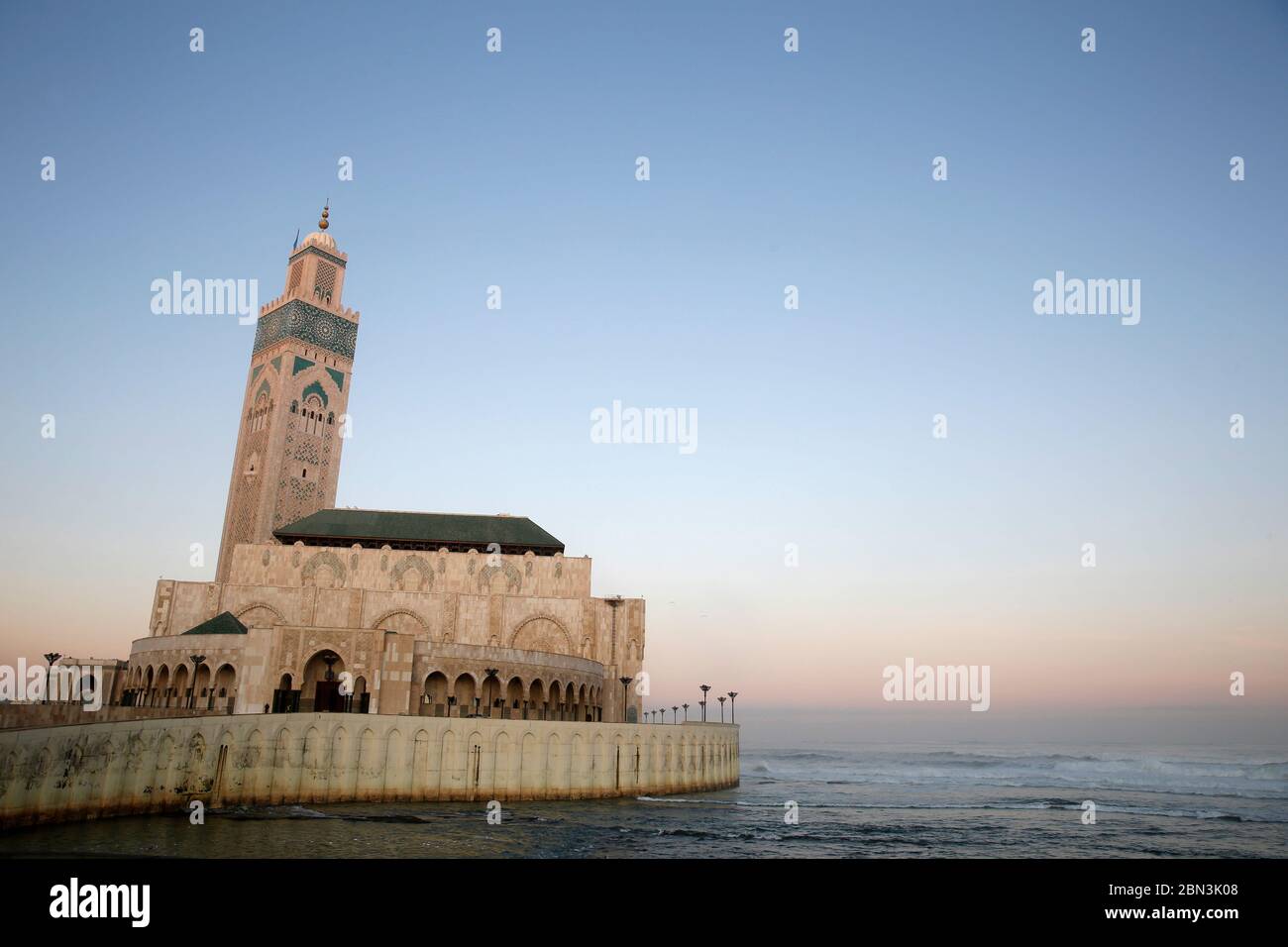 Mosquée Hassan II à l'aube, Casablanca, Maroc. Banque D'Images