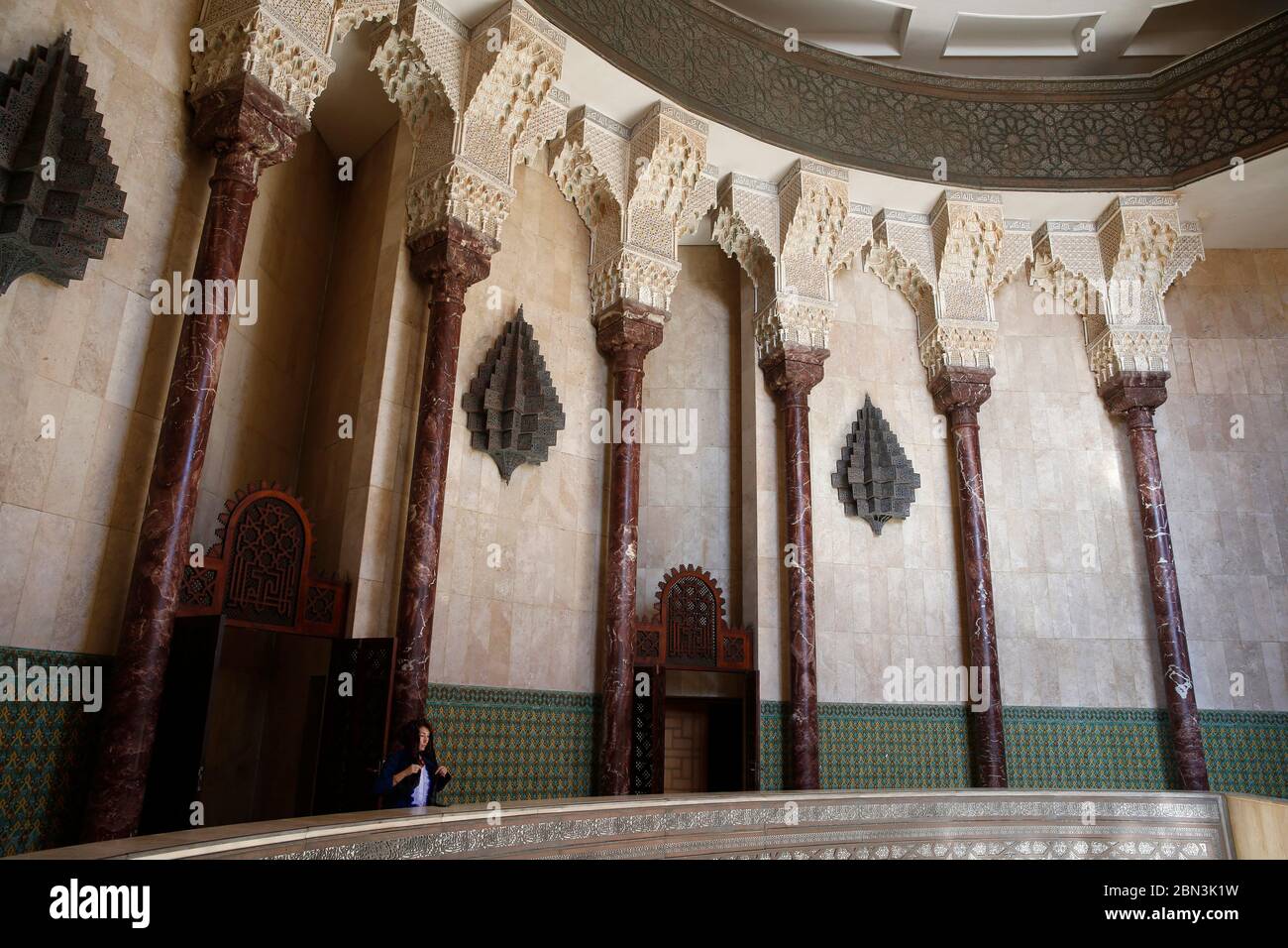 Mosquée Hassan II, Casablanca, Maroc. Piliers et capitaux. Banque D'Images