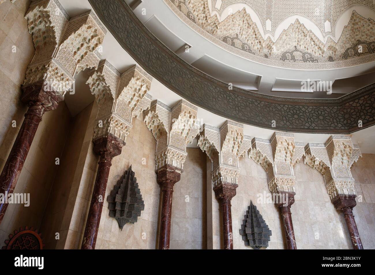 Mosquée Hassan II, Casablanca, Maroc. Piliers et capitaux. Banque D'Images