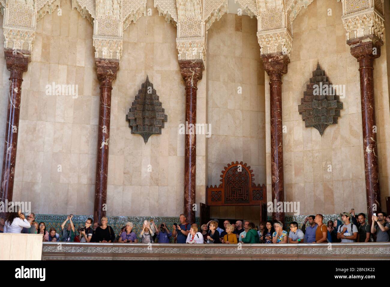 Mosquée Hassan II, Casablanca, Maroc. Touristes. Banque D'Images