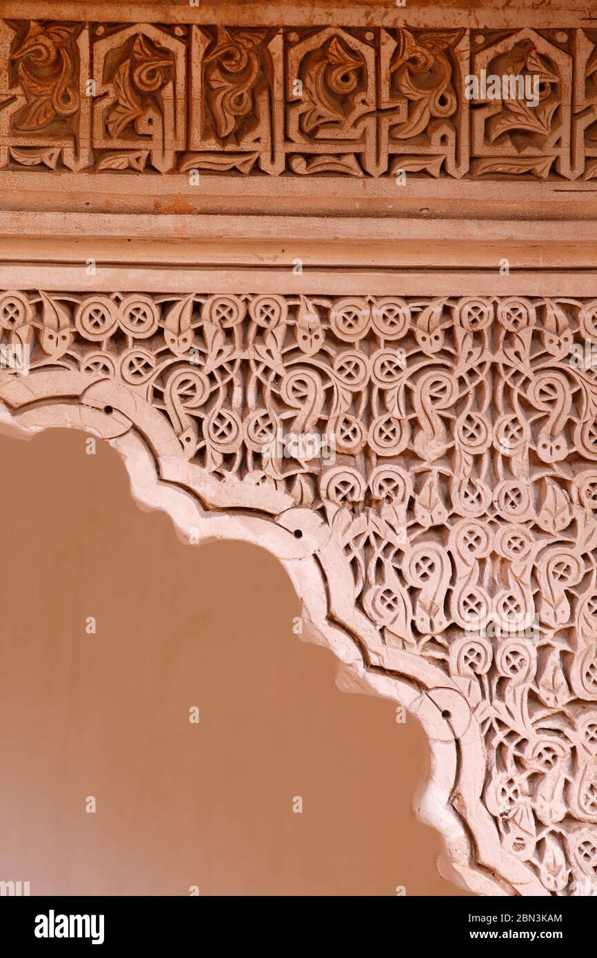 Tombes saadiennes, nécropole royale historique de Marrakech, Maroc. Détail d'une arche en stuc. Banque D'Images