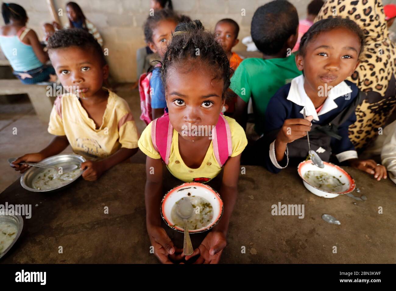 Distribution gratuite de nourriture pour les enfants de la rue. Antananarivo. Madagascar. Banque D'Images