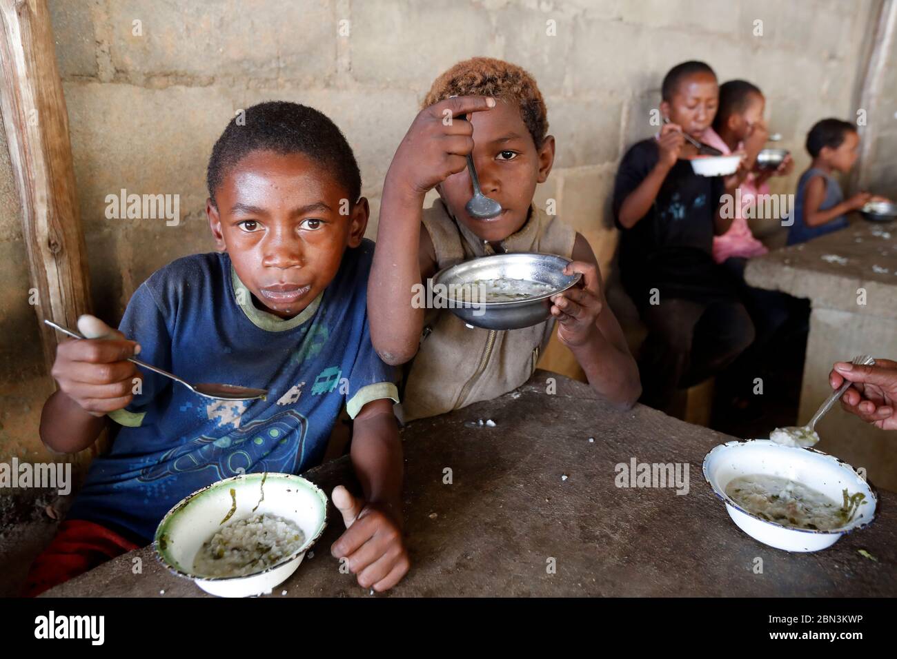 Distribution gratuite de nourriture pour les enfants de la rue. Antananarivo. Madagascar. Banque D'Images