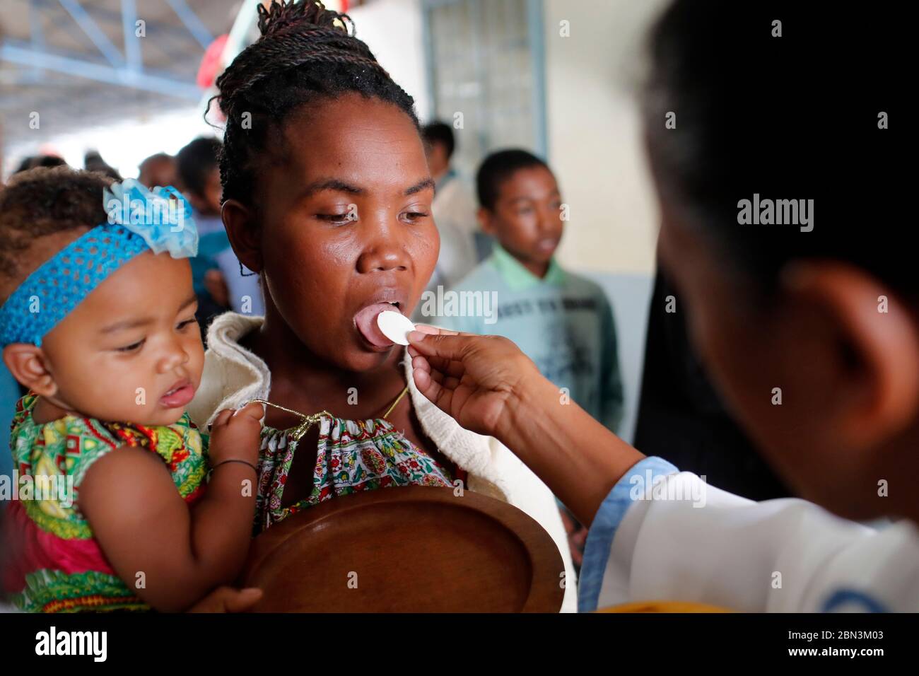 Dimanche messe catholique avec la communauté Akamasoa de bons amis. Sainte communion. Antananarivo. Madagascar. Banque D'Images