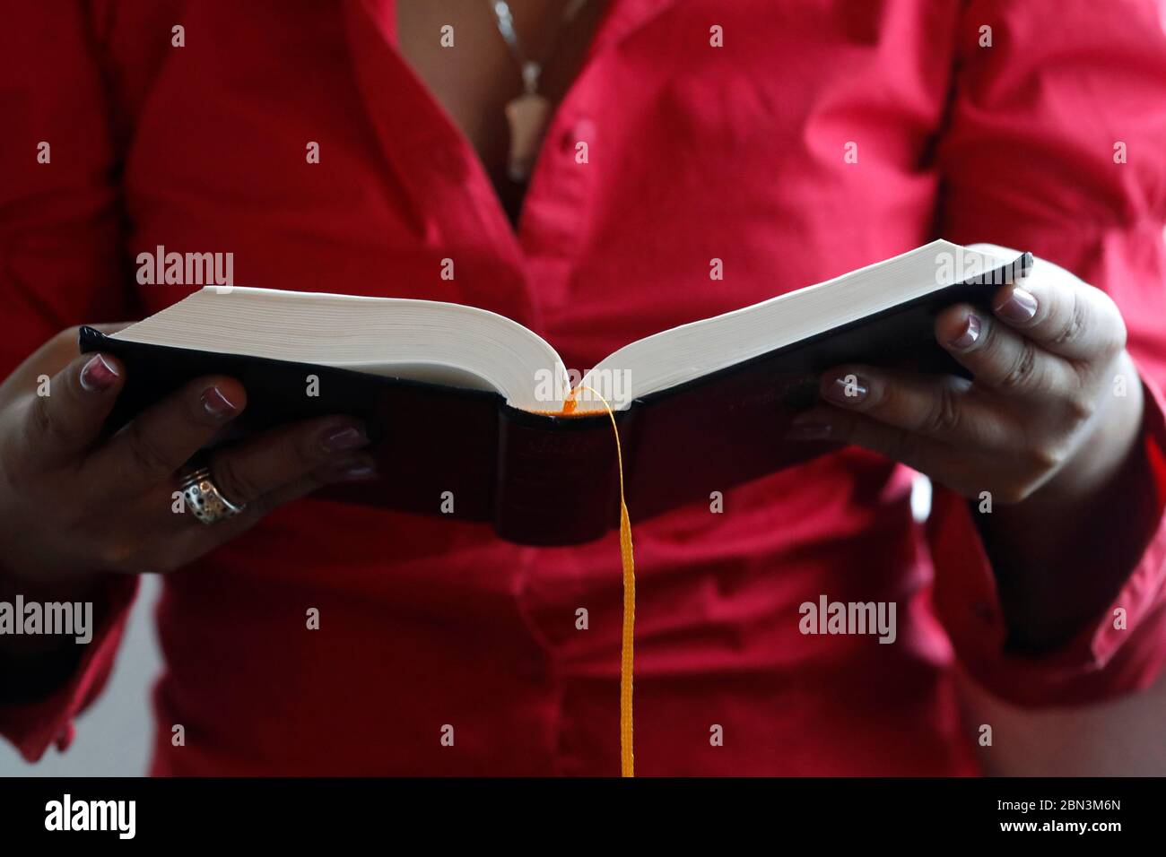 Femme africaine lisant la bible. Madagascar. Banque D'Images