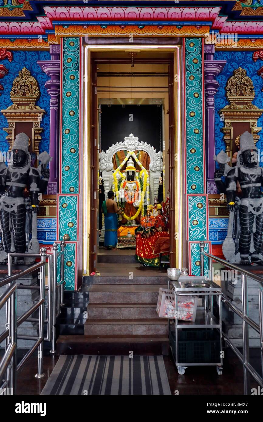Temple hindou et temple des grottes de Batu. Prêtre hindou faisant le culte de puja. La déité hindoue perumal, en particulier chez les Tamouls du Tamil Nadu. Kuala Lumpur. Banque D'Images