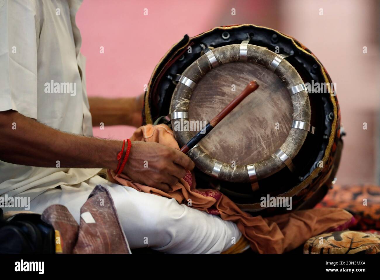 Temple hindou Sri Mahamariamman. Musicien jouant un Thavil, un tambour indien traditionnel. Kuala Lumpur. Malaisie. Banque D'Images