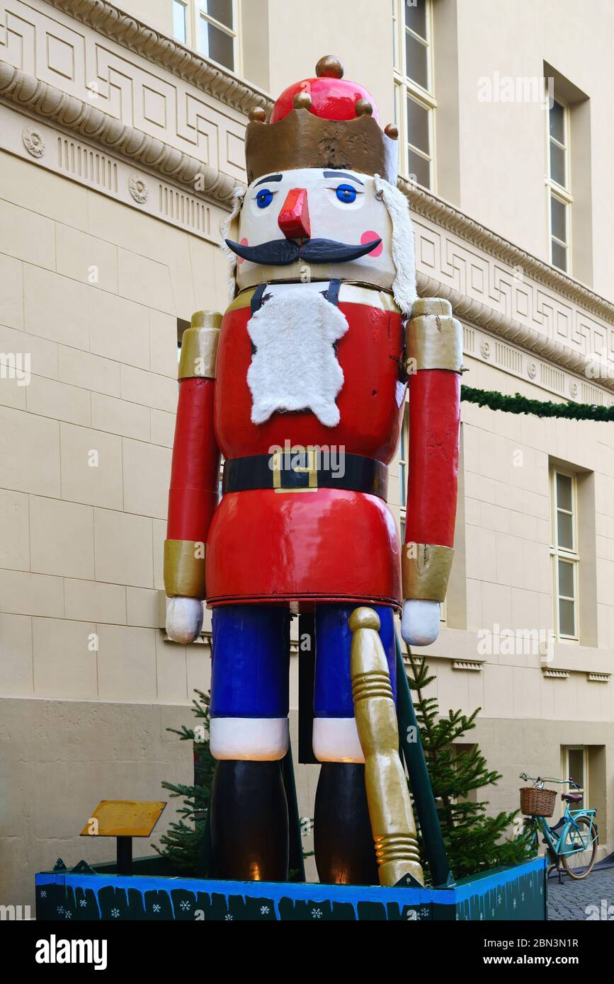 Gros casse-noisette sur le marché de Noël de Braunschweig, Basse-Saxe, Allemagne. Le casse-noisette s'appelle Bruno et est une attraction pour les visiteurs. Banque D'Images