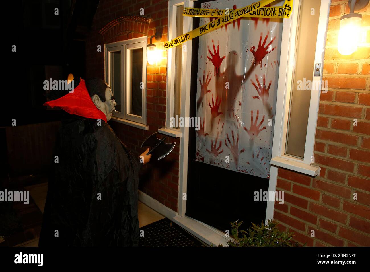 Adolescent jouant à trick or Treat à Londres le Halloween Night, Royaume-Uni Banque D'Images