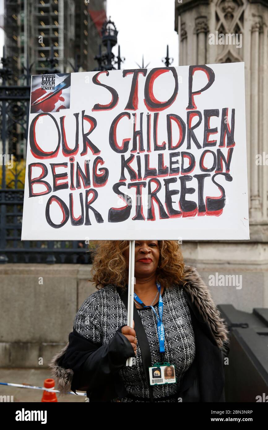 Femme manifestant contre la violence des jeunes à l'extérieur du Parlement, Londres, Royaume-Uni Banque D'Images