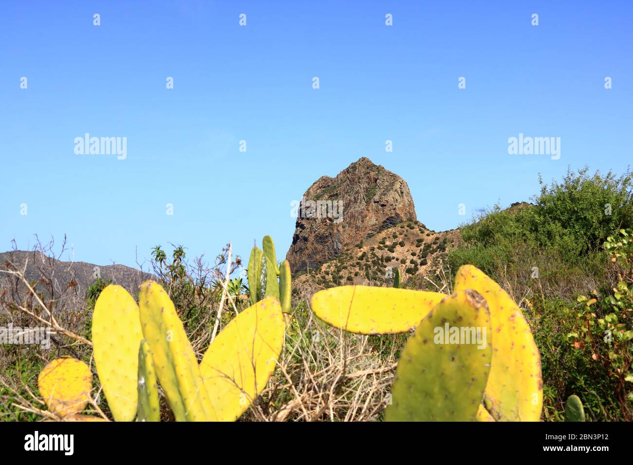 La Gomera - Roque El Cano au-dessus de la ville de Vallehermoso Banque D'Images