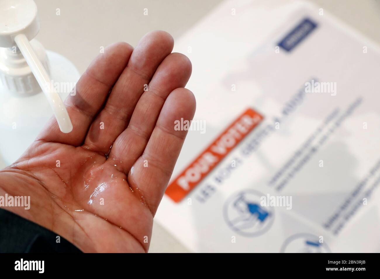 Élection française pendant la crise du coronavirus (COVID-19). Désinfection des mains. Les mains avec gel désinfectant d'alcool empêchent l'épidémie de virus. Banque D'Images