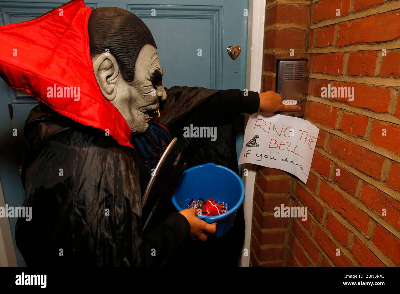 Adolescent jouant à trick or Treat à Londres le Halloween Night, Royaume-Uni Banque D'Images