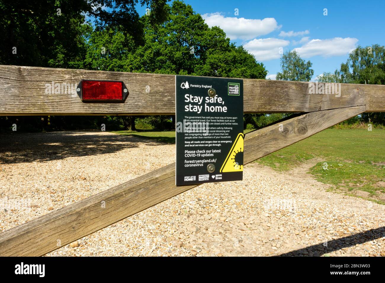 Le parking est fermé en raison du signe de pandémie du coronavirus Covid-19 sur une porte, New Forest, Hampshire Banque D'Images